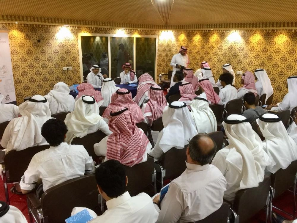 عمران خلال حديثه في المقهى الثقافي (مكة)