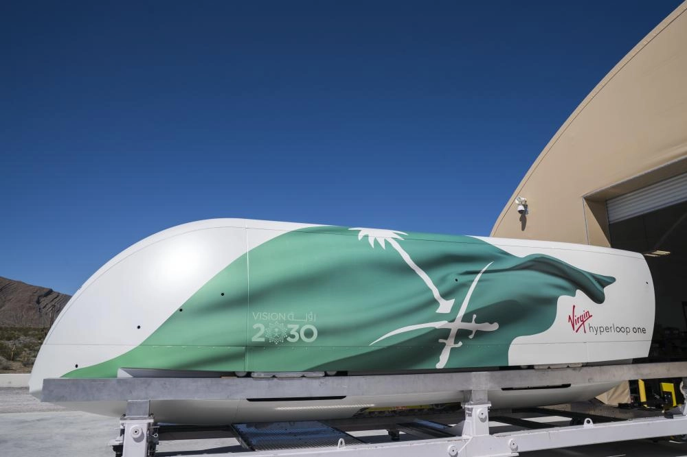 الهايبر لوب يحمل علم السعودية وشعار رؤية 2030