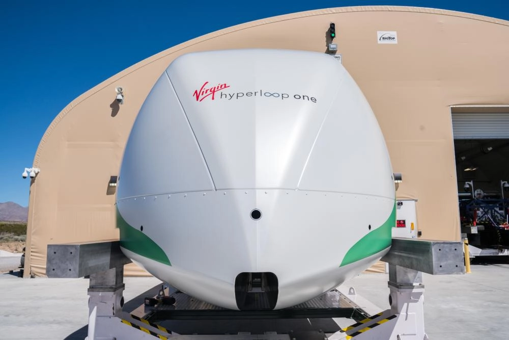 الهايبر لوب يحمل علم السعودية وشعار رؤية 2030