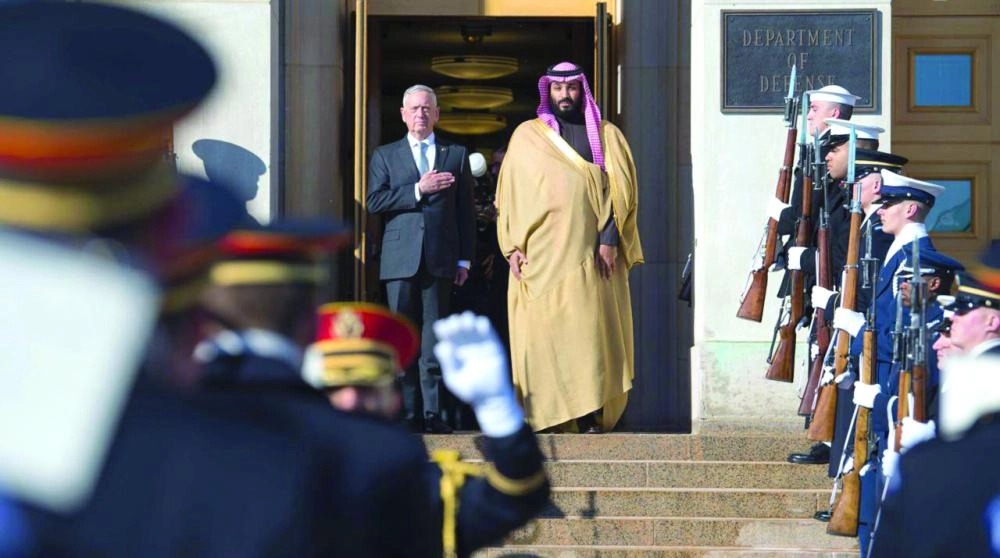 الأمير محمد بن سلمان ملتقيا جيمس ماتيس في مقر البنتاغون أمس (واس)