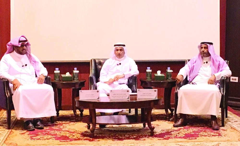 






أحمد الموكلي خلال لقائه عددا من الأهالي                 (مكة)