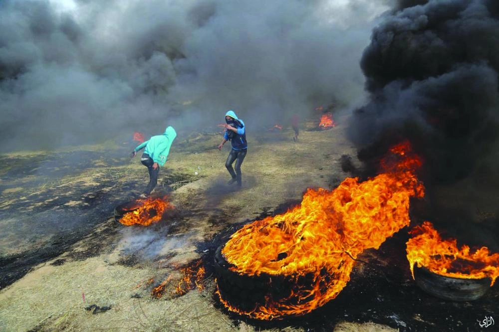 






دخان الإطارات المحترقة كما بدا أمس                            (تويتر)