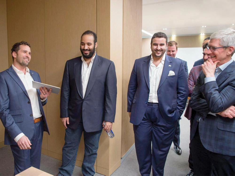 الأمير محمد بن سلمان خلال زيارته مقر شركة أبل (واس)