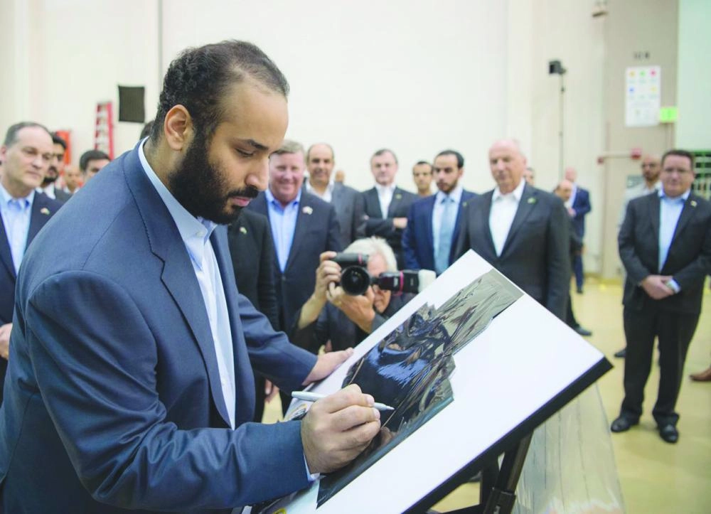 الأمير محمد بن سلمان لدى اطلاعه على التقنيات المتقدمة في قطاعات الطيران والدفاع الجوي وتقنيات الصواريخ واتصالات الأقمار الصناعية         (واس)                                                                                                  