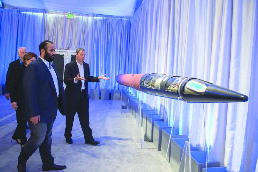 الأمير محمد بن سلمان لدى اطلاعه على التقنيات المتقدمة في قطاعات الطيران والدفاع الجوي وتقنيات الصواريخ واتصالات الأقمار الصناعية         (واس)                                                                                                  