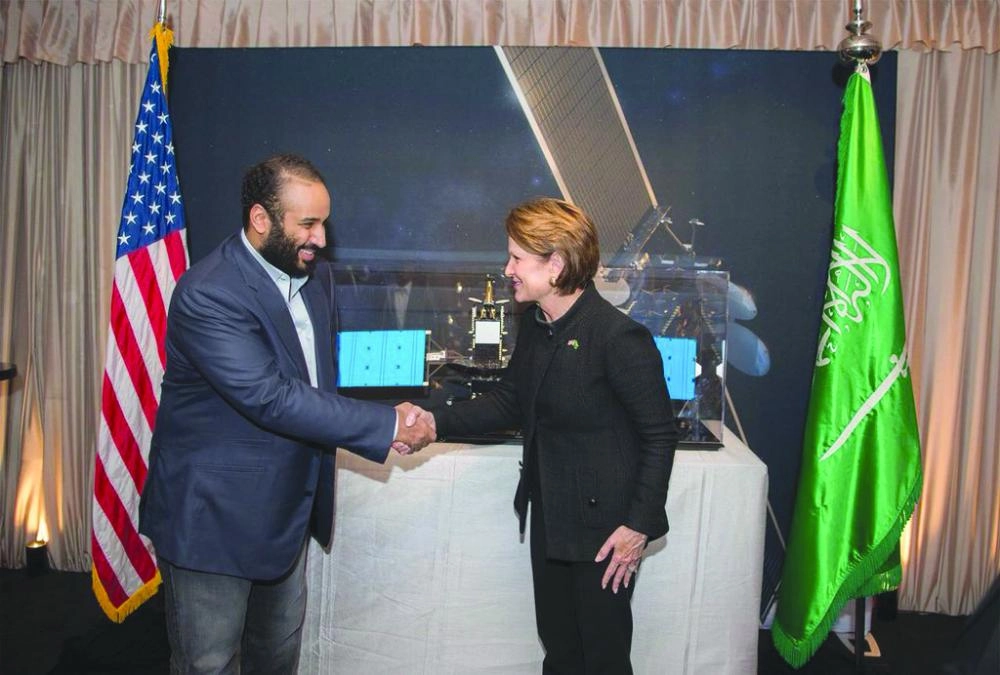 الأمير محمد بن سلمان لدى اطلاعه على التقنيات المتقدمة في قطاعات الطيران والدفاع الجوي وتقنيات الصواريخ واتصالات الأقمار الصناعية         (واس)                                                                                                  