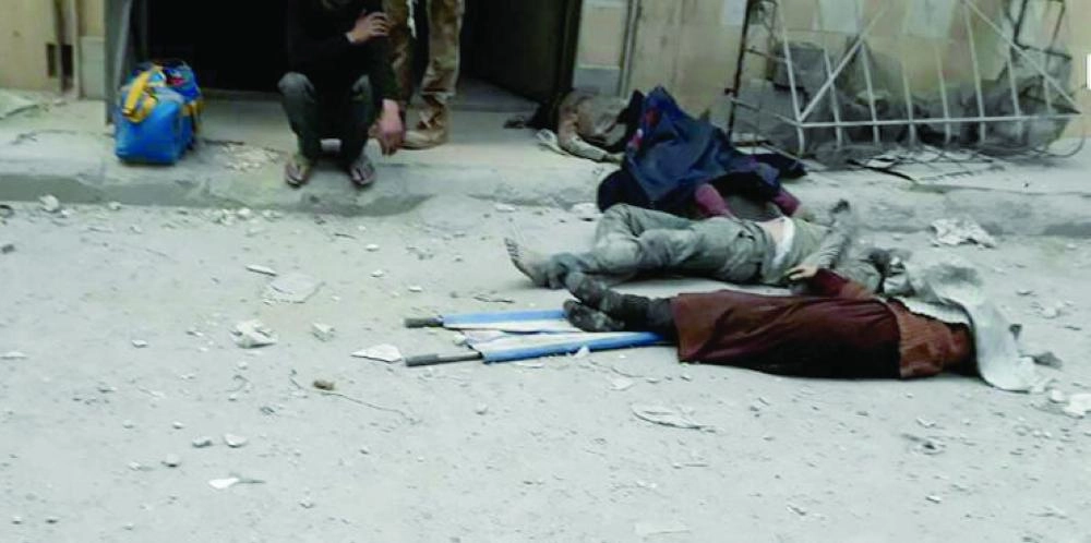 متضررو القصف الوحشي على دوما                                                                        (الدفاع المدني السوري)