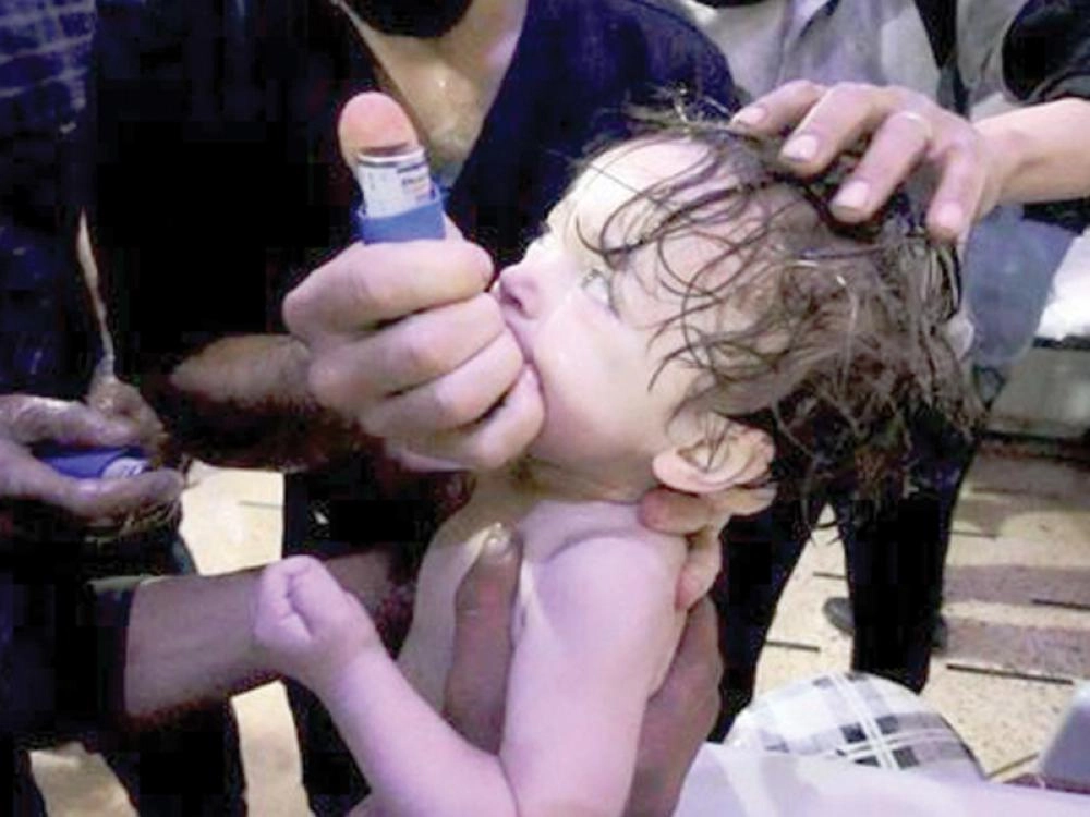 من عملية إنقاذ طفلة في دوما (الدفاع المدني السوري)