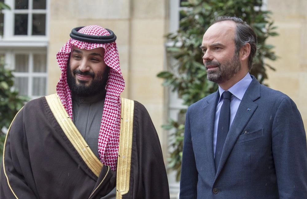 الأمير محمد بن سلمان لدى وصوله مقر رئاسة الوزراء ولقائه إدوار فيليب في باريس (بندر الجلعود)