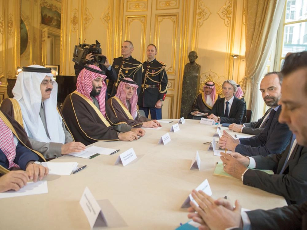 الأمير محمد بن سلمان لدى وصوله مقر رئاسة الوزراء ولقائه إدوار فيليب في باريس أمس (بندر الجلعود)