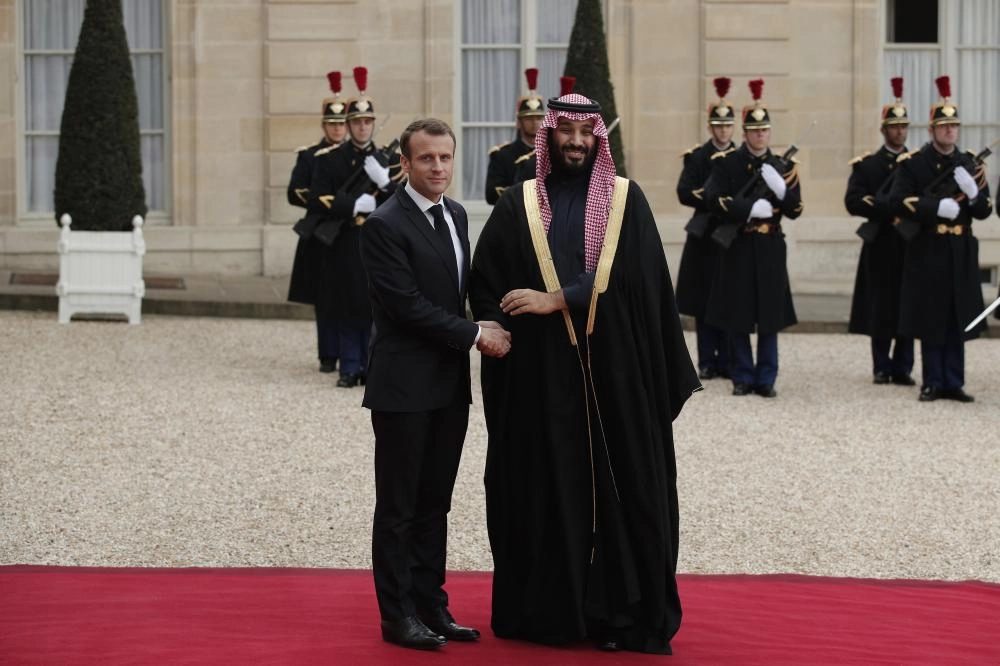 الرئيس الفرنسي خلال استقباله ولي العهد في قصر الإليزية (أ ب أ)