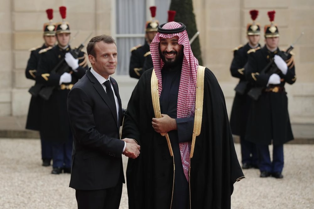 الرئيس الفرنسي خلال استقباله ولي العهد في قصر الإليزية (أ ب أ)