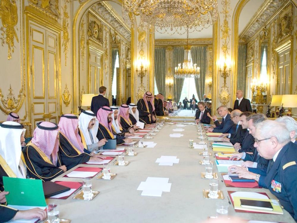 الأمير محمد بن سلمان وماكرون خلال ترؤسهما الاجتماع أمس                                                       (واس)