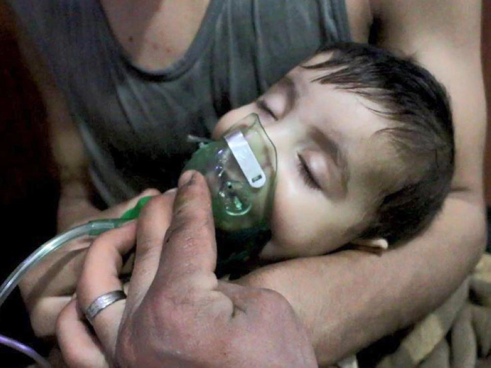 محاولة إنقاذ طفلة سورية من تأثير القصف بالكيماوي                                (برس)