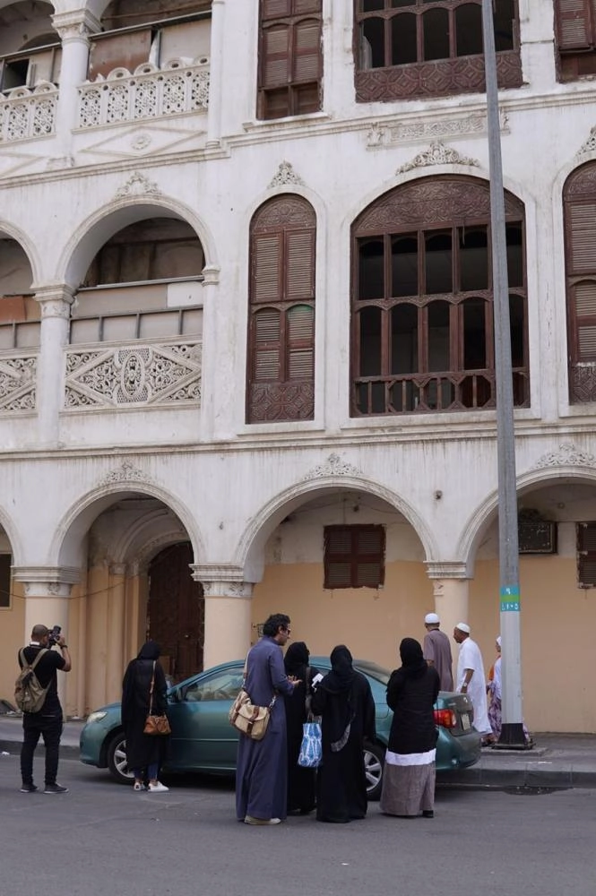 الفريق أمام قصر التيسير
(مكة)