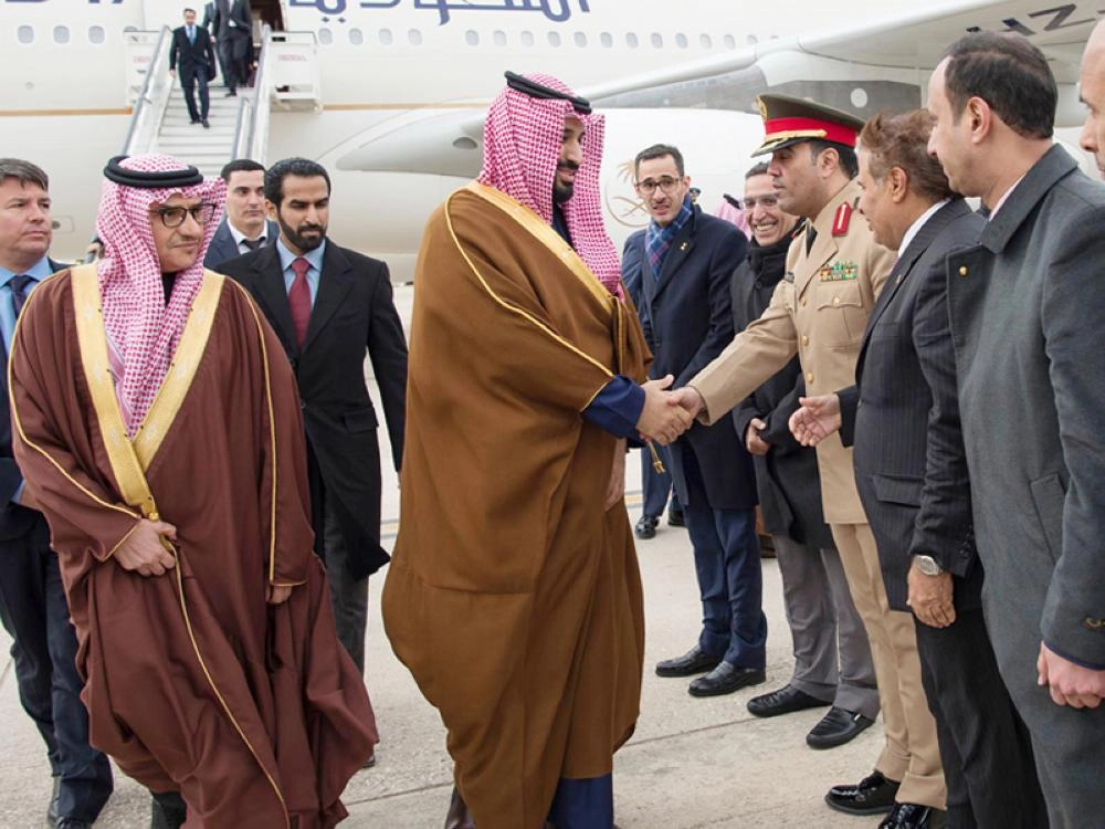 ولي العهد مصافحا مستقبليه لحظة وصوله إلى العاصمة الإسبانية مدريد في زيارة رسمية (واس)