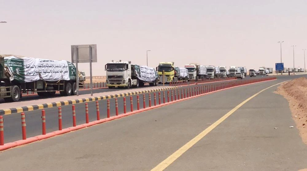 






شاحنات من مركز الملك سلمان محملة بالمواد الإغاثية والأدوية                                                                                                 (واس)