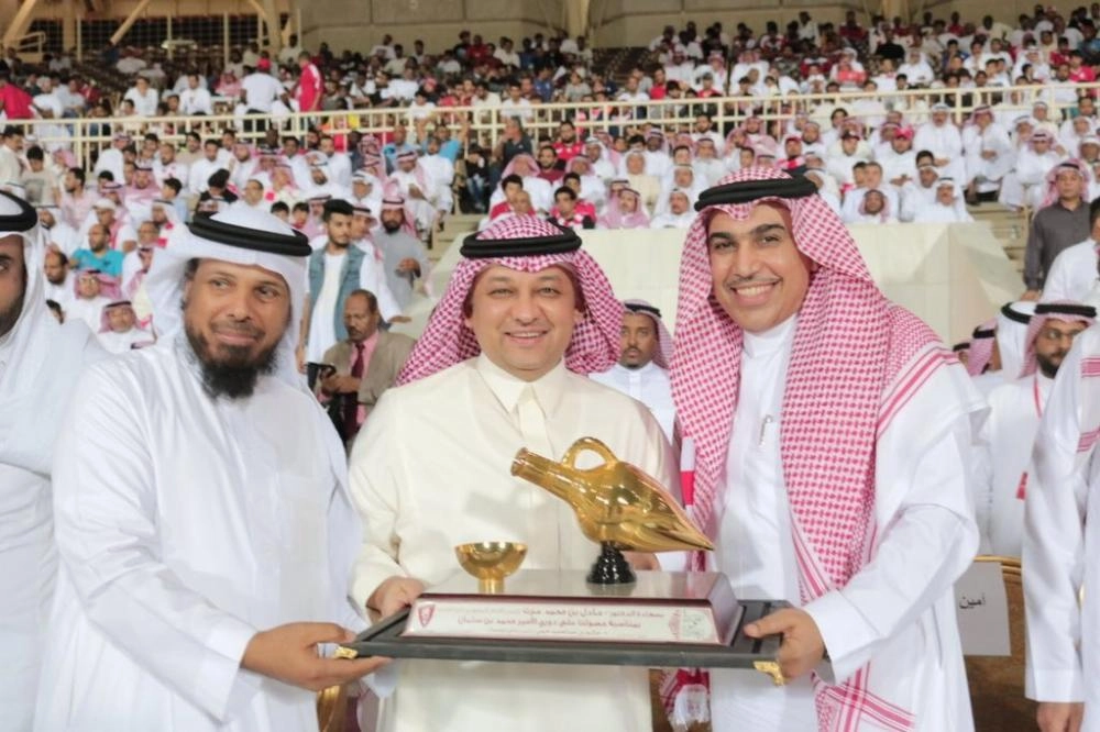 خيمي يقدم الدرع لعزت أمس الأول (مكة)