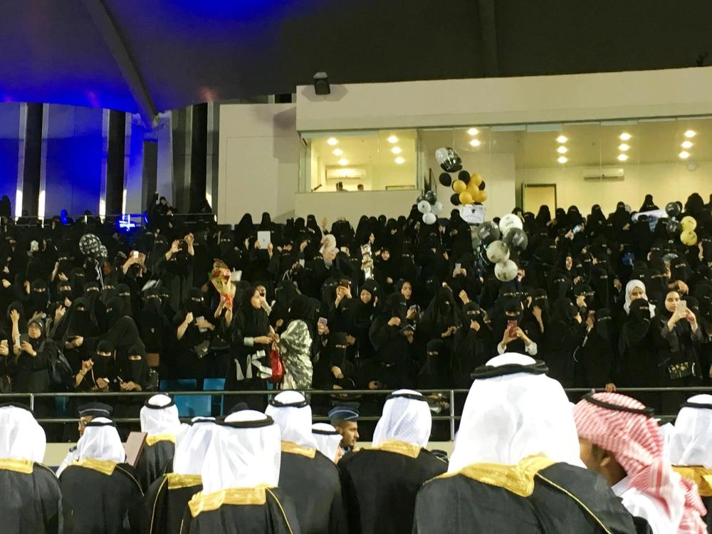 الطلبة الخريجون يحيون أمهاتهم على المدرجات (مكة)