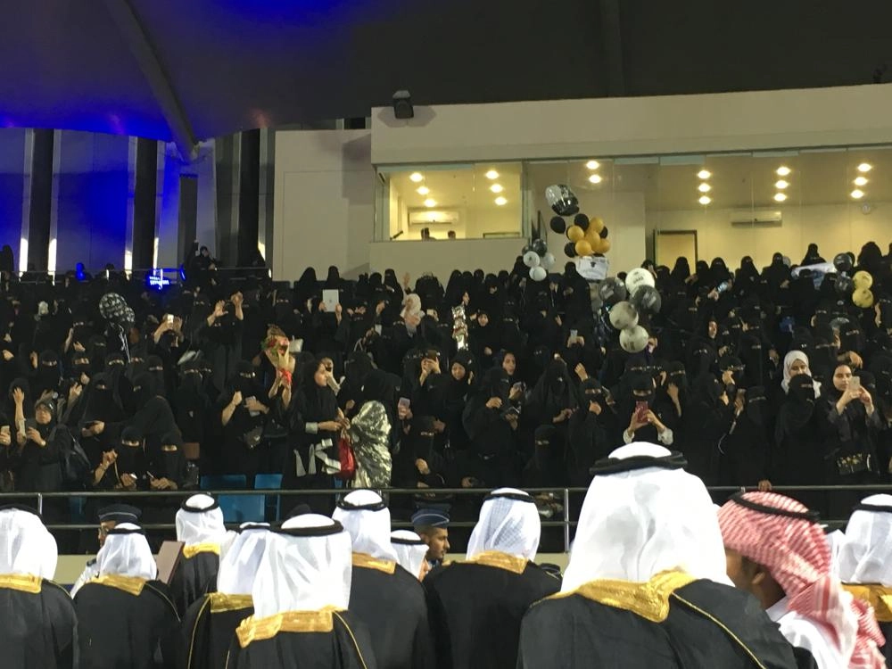 الطلبة الخريجون يحيون أمهاتهم على المدرجات (مكة)