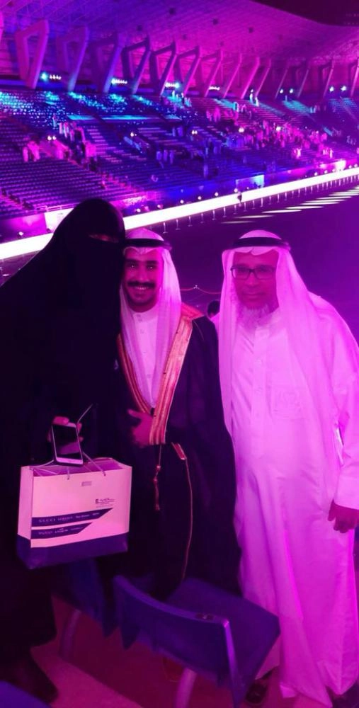 






الخريج محمد الدوسري يتوسط والده ووالدته