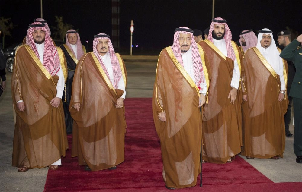 






الملك سلمان لدى وصوله مقر حفل مشروع القدية وفي استقباله ولي العهد وأمير الرياض وعدد من الأمراء                                                                                                                                 (بندر الجلعود)