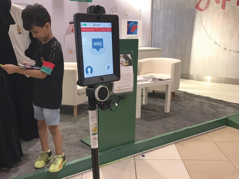 روبوت يجيب الزائرين في معرض الثقافة العدلية (مكة)