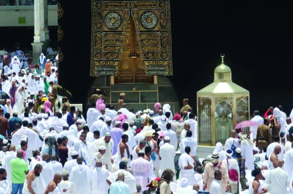 






مصلون يؤدون صلاة الجمعة بالحرم المكي أمس                            (واس)