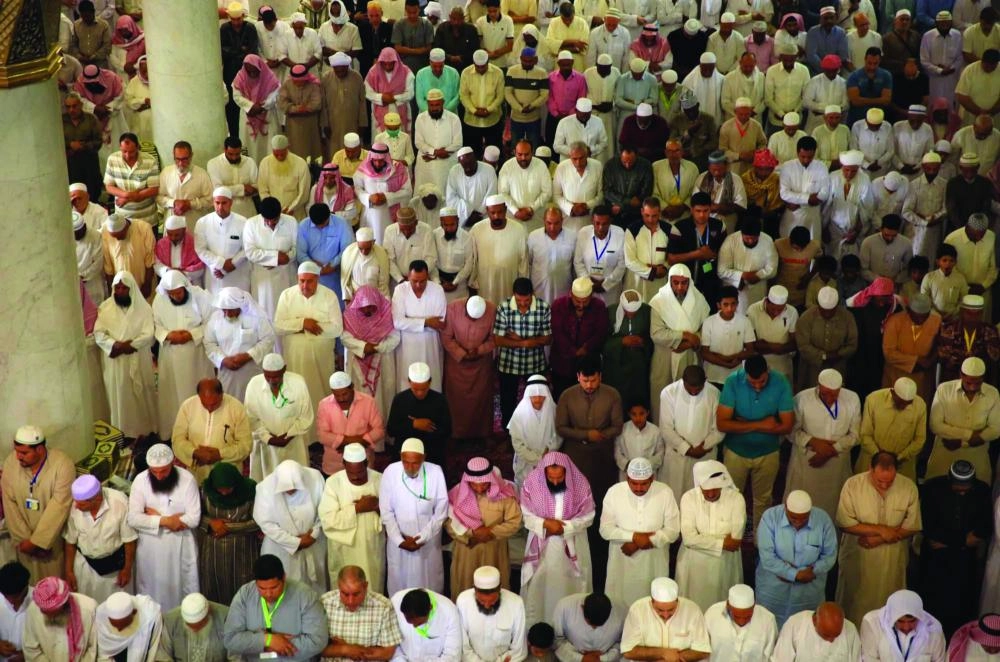 مصلون في المسجد النبوي أمس (واس)