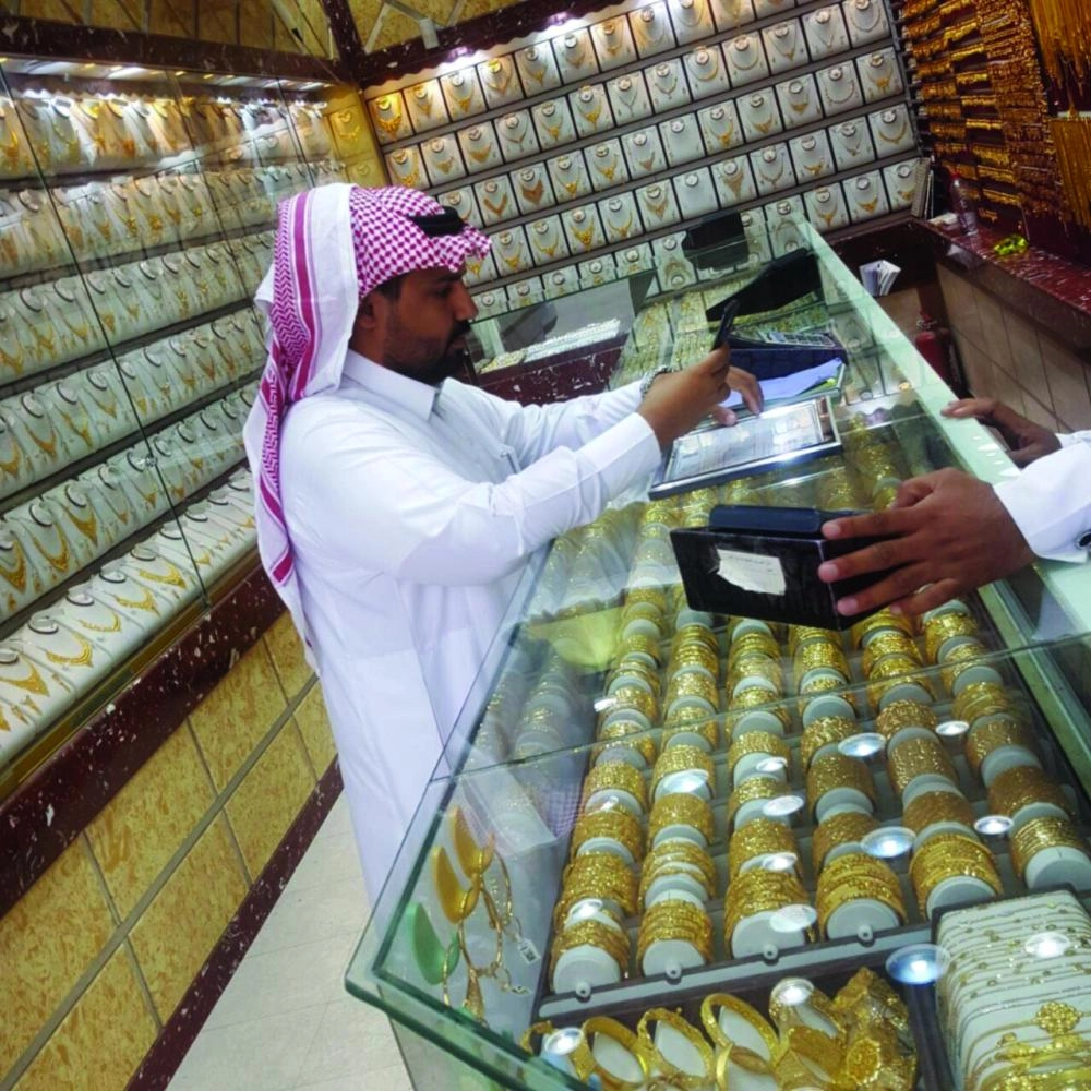 






أثناء التفتيش على أحد محلات الذهب                                                                                                            (مكة)