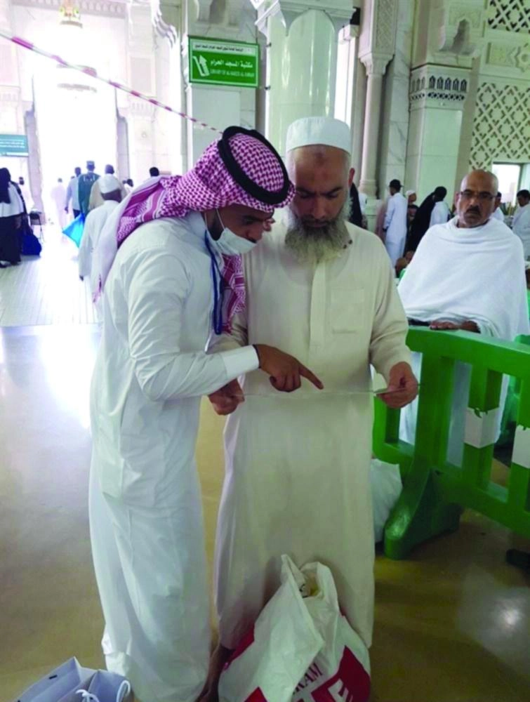 






موظف في إدارة الخدمات الاجتماعية يرشد أحد الزوار             (واس) 