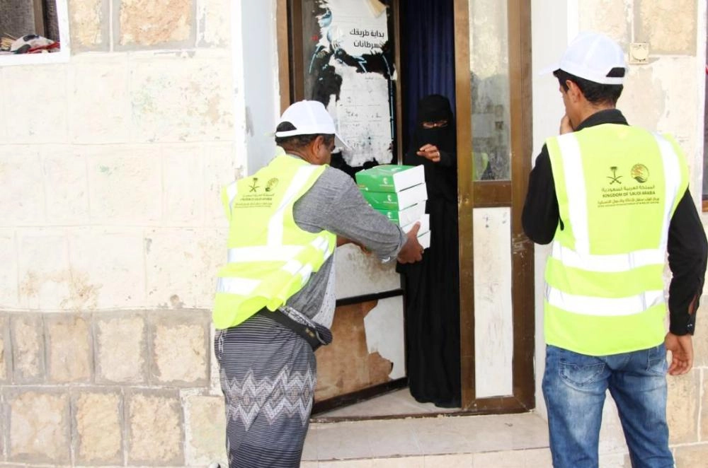 






جانب من توزيع المساعدات أمس                                                (واس)