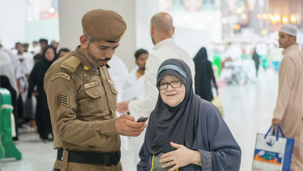 






رجل أمن يقدم المساعدة لإحدى الزائرات للمسجد الحرام      (التواصل الحكومي)