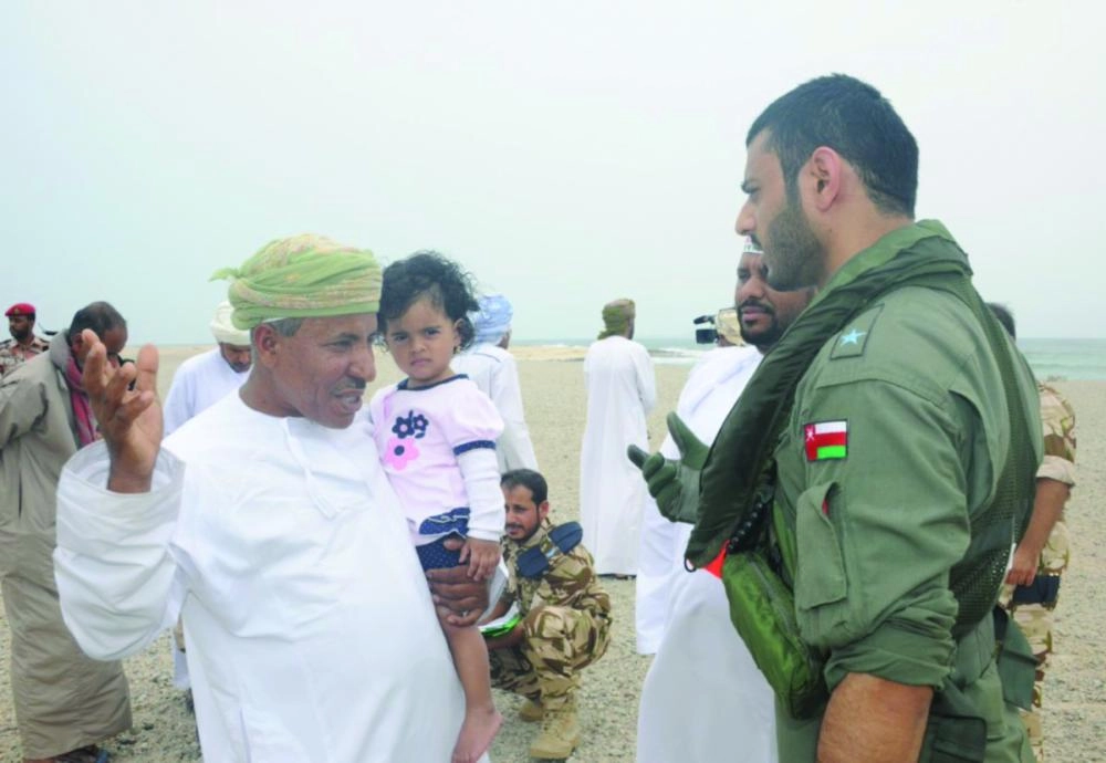 






سلاح الجو العماني يخلي أسرا من جزر الحلانيات                      (تويتر) 