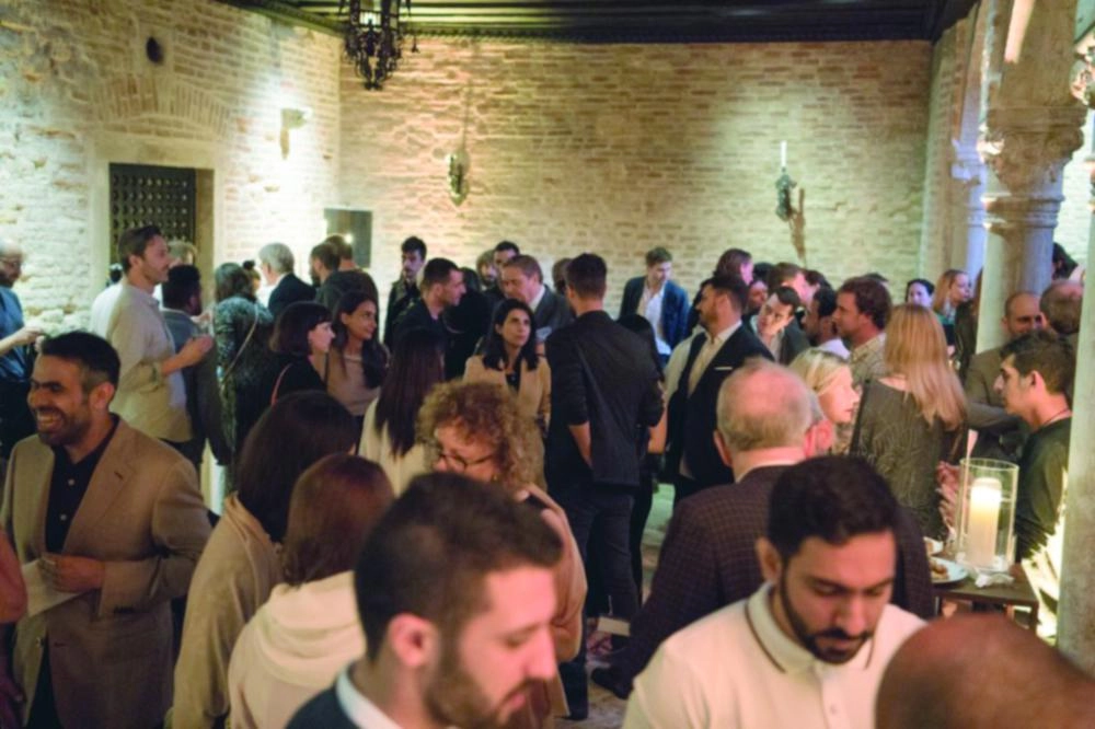 جانب من حضور الفنانين والمعماريين في إفطار بينالي البندقية الذي نظمه معهد مسك للفنون