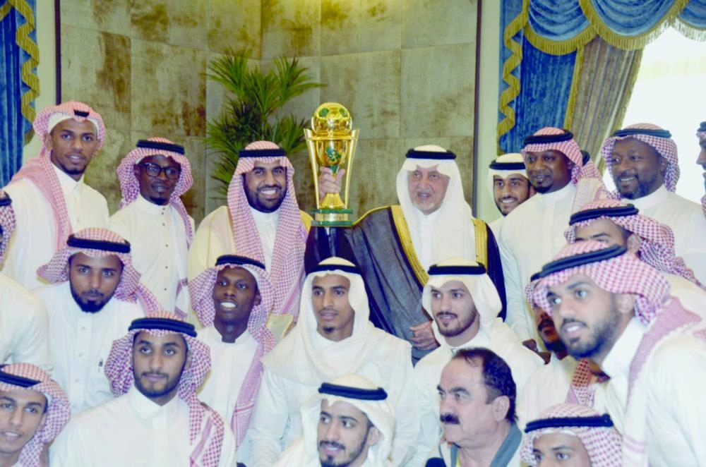 






خالد الفيصل خلال استقباله الاتحاديين أمس                                                                                                    (واس)