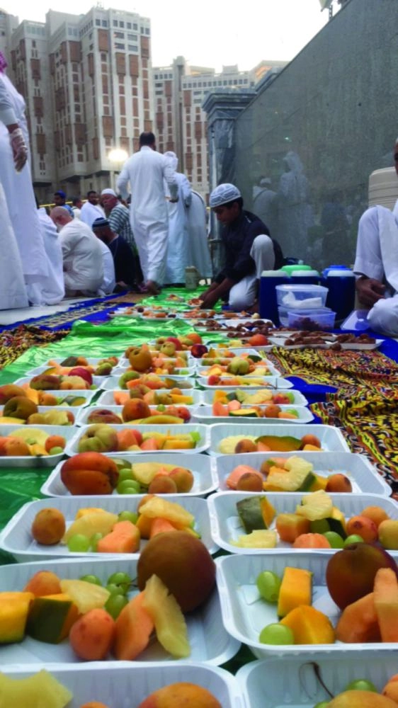 






سفرة الذيابي اليومية وتبدو فيها الفواكه الطازجة (ياسر بخش)