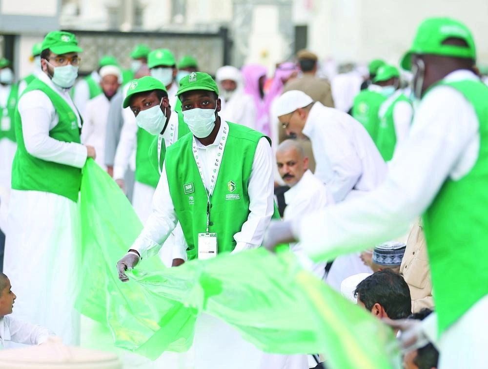 متطوعون يفرشون السفر في ساحات المسجد الحرام (ياسر بخش)