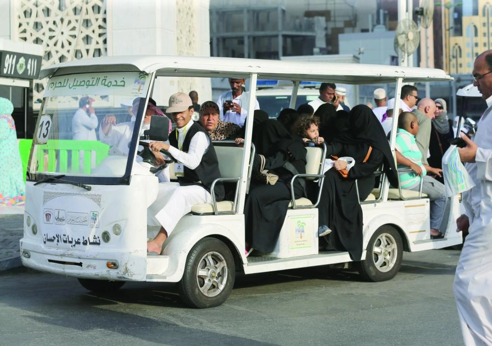 






عربات الإحسان تقل زوار المسجد الحرام                    (ياسر بخش)