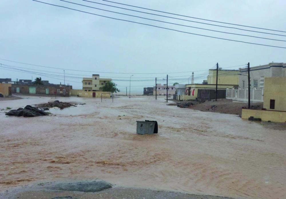 الشرطة العمانية تجلي المتضررين.. وتظهر كميات الأمطار  (الشرطة العمانية)