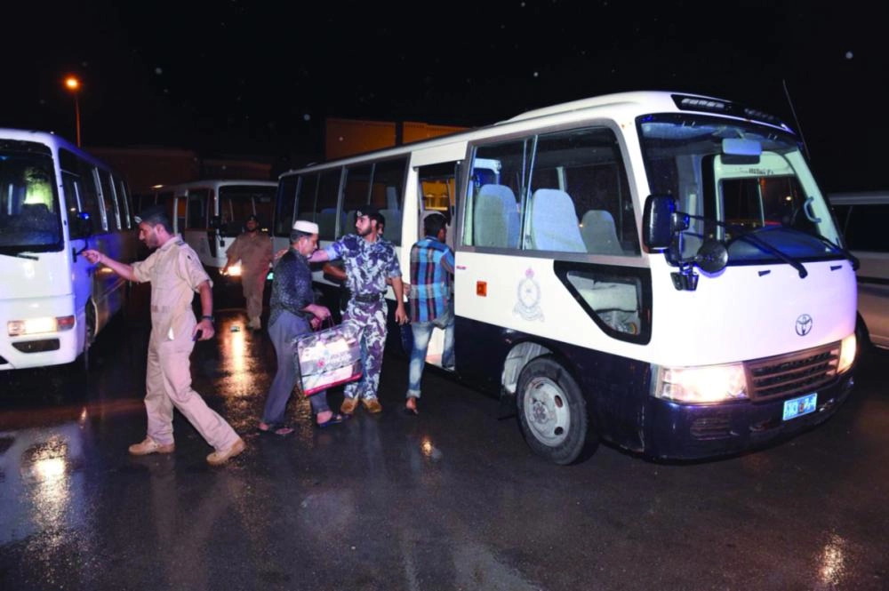 الشرطة العمانية تجلي المتضررين.. وتظهر كميات الأمطار  (الشرطة العمانية)