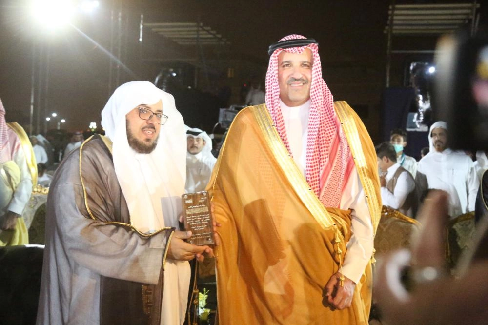 تكريم فيصل بن سلمان من قبل مدير التعليم بالمدينة 