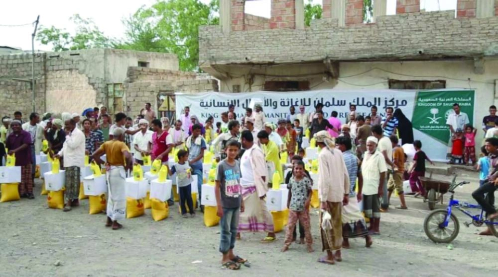 مستفيدون من سلال مركز الملك سلمان في حيس (واس)