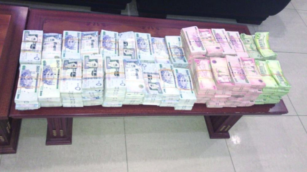 






أموال سطت عليها العصابة                                               (مكة)