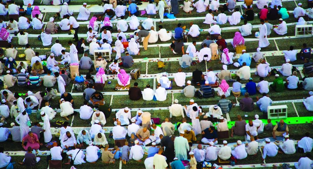 






زوار ومعتمرون في انتظار أذان المغرب