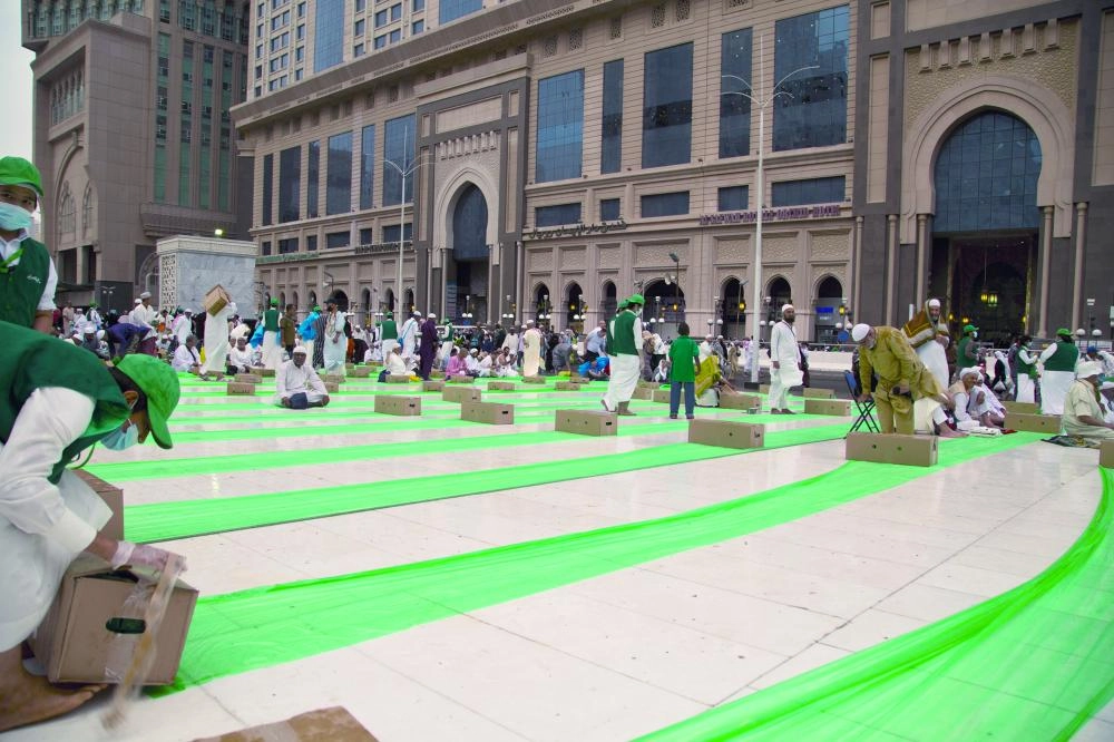 






من توزيع إفطار صائم في ساحات الحرم المكي