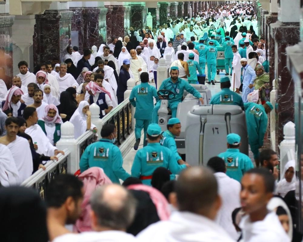 






من أعمال النظافة في المسعى                             (ياسر بخش)