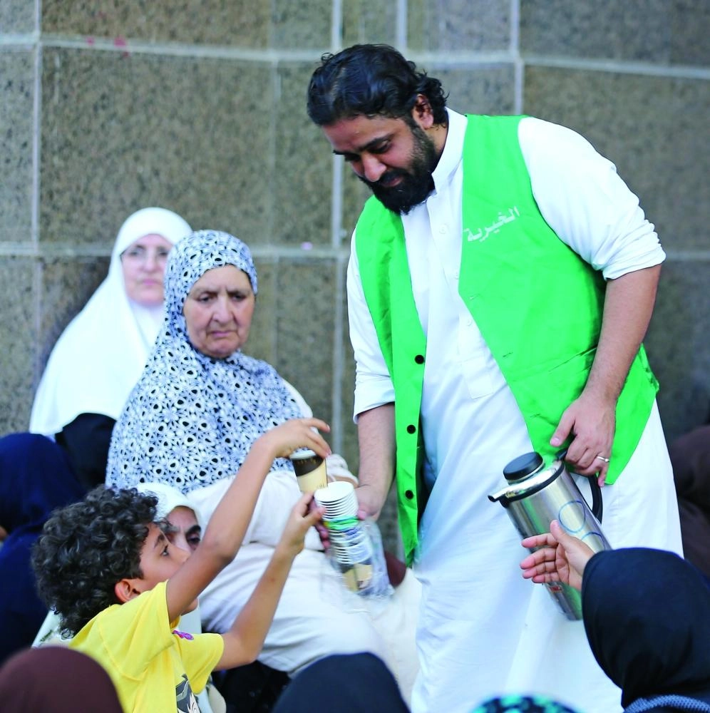 






من الأعمال التطوعية التي تقدمها المؤسسات الخيرية في الحرم المكي               (أنس الحارثي)