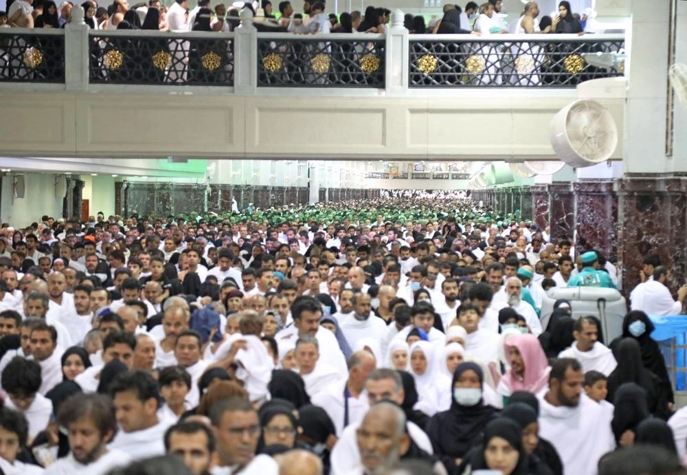 أورقة المسعى تكتظ بالمعتمرين                       (ياسر بخش)