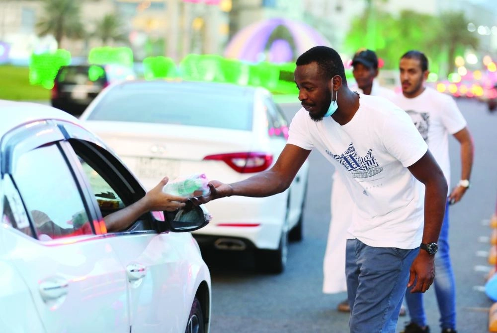 






شباب متطوعون يوزعون إفطار صائم على أصحاب المركبات